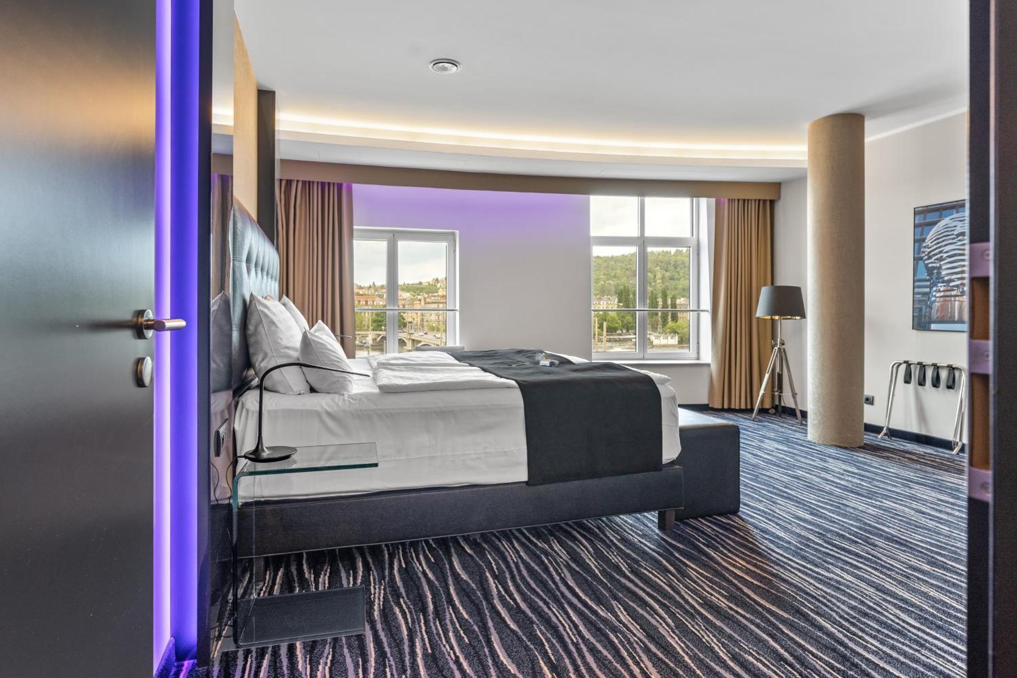 Hotel Dancing House - Tančící Dům 4*